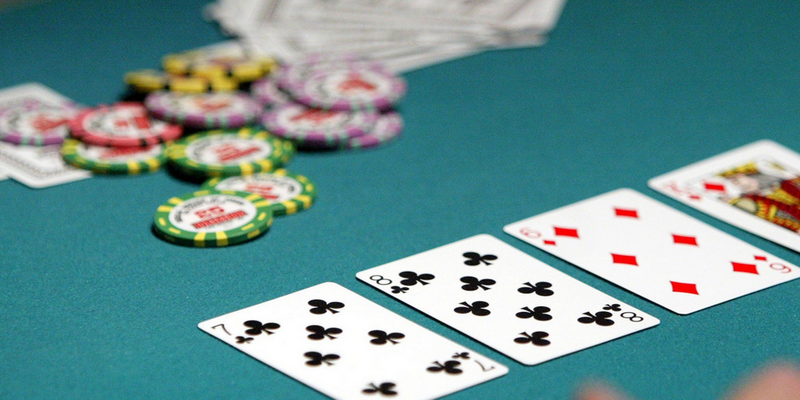 Bendrosios kortos ir žetonai žaidžiant poker online nemokamai
