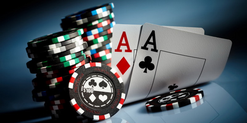 Kortos ir žetonai, nes pokeris populiarus stalo žaidimas Lietuvoje