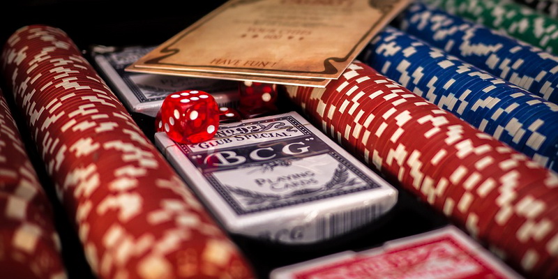 Pokerio žaidimo kortos ir žetonai