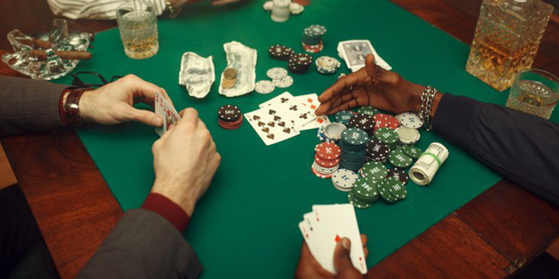 Stalo žaidimas pokeris pradedantiesiems ir jį žaidžiantys žmonės